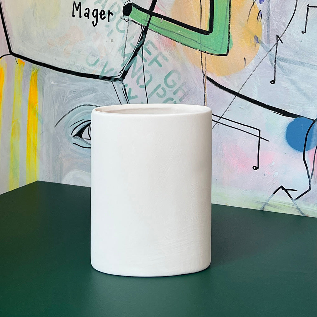 Oval vase i hvid keramik