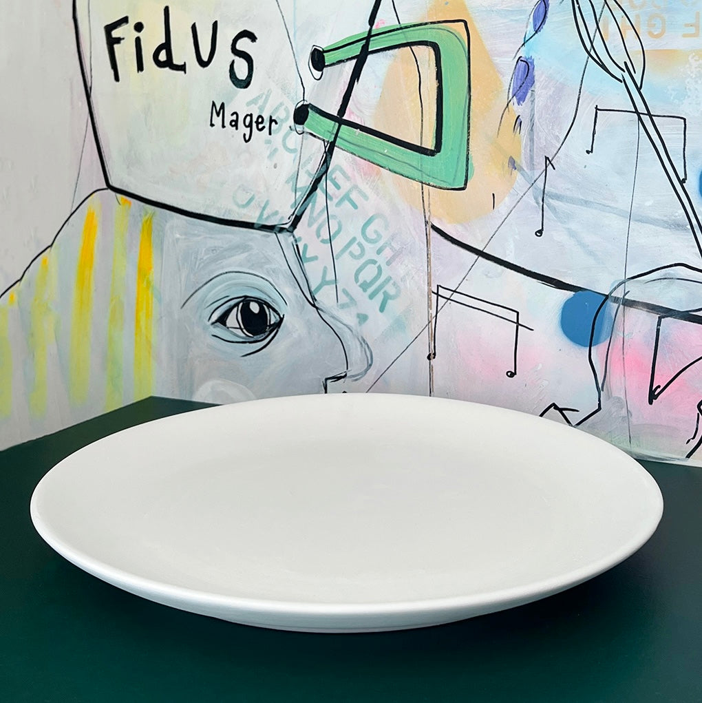 Stort rundt fad i hvid keramik