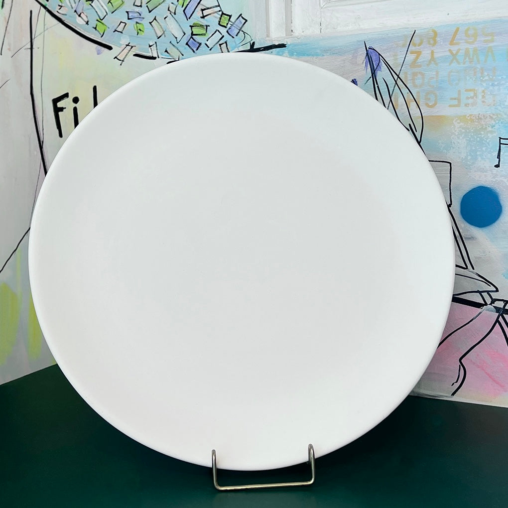 Stor rundt fad i hvid keramik