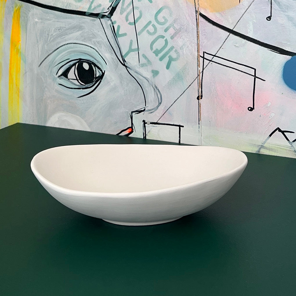 Organisk oval skål i hvid keramik