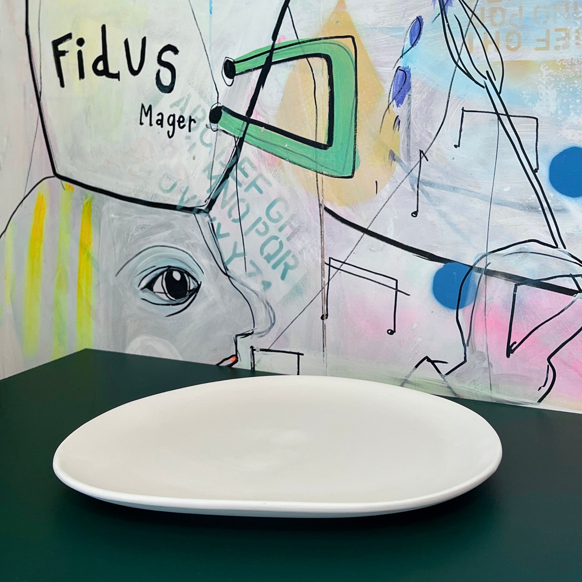 Trekantet fad i hvid keramik