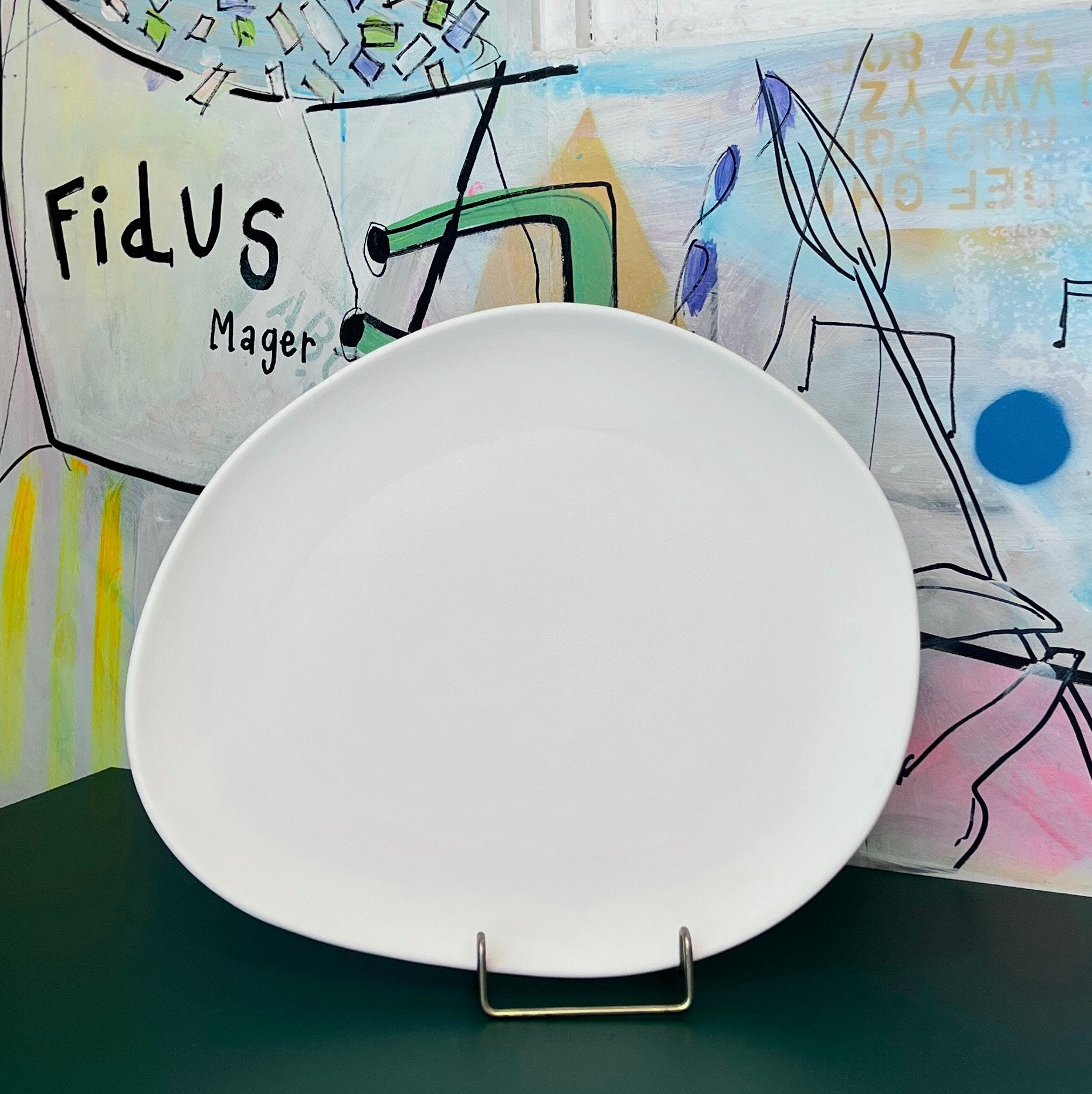 Trekantet fad i hvid keramik