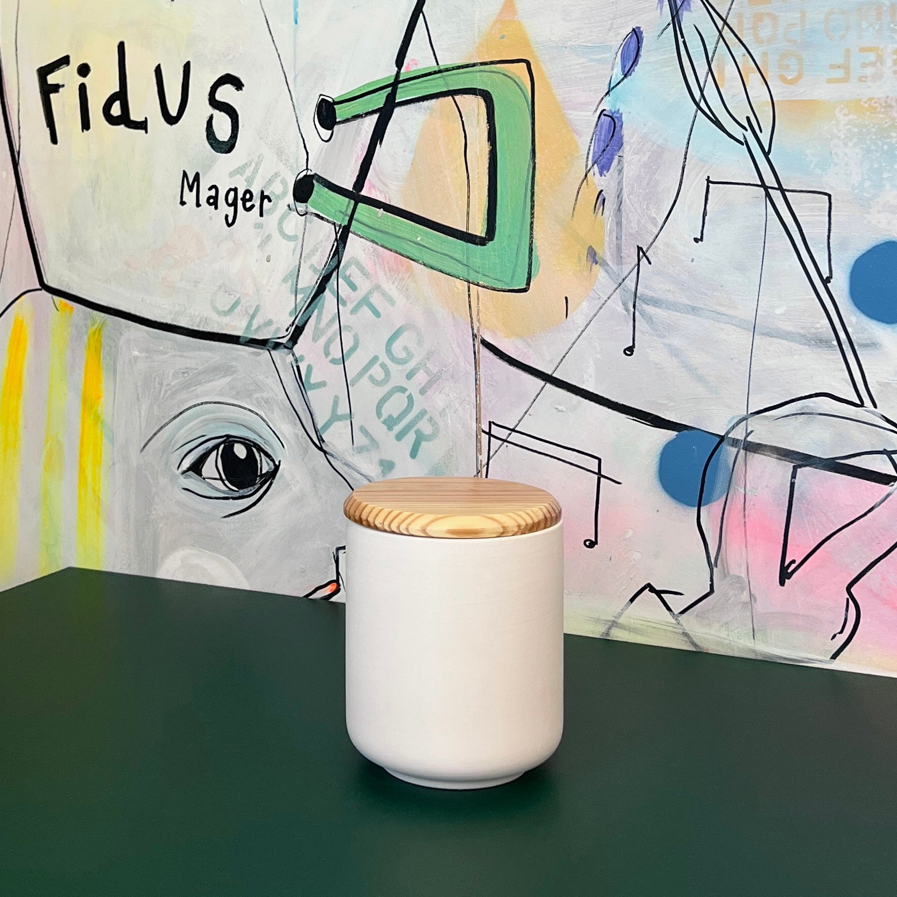 Stor krukke med låg i hvid keramik