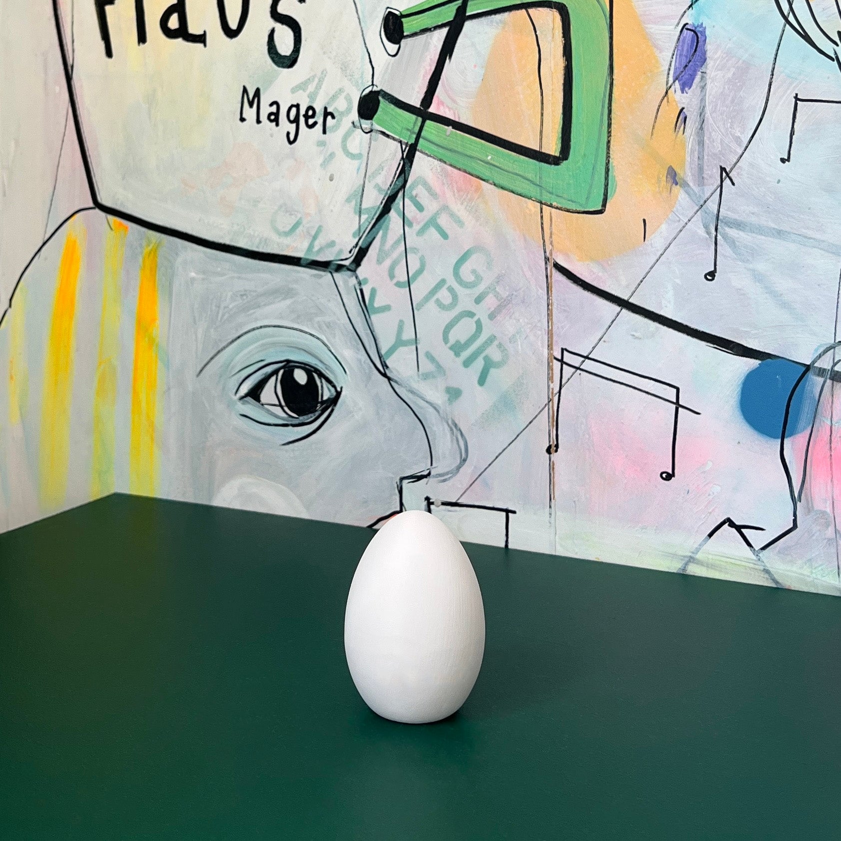 Stort stående æg i hvid keramik