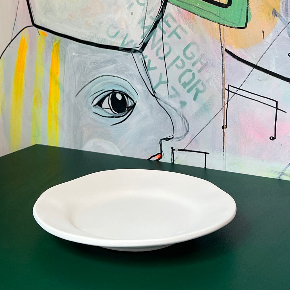 Organisk tallerken i hvid keramik