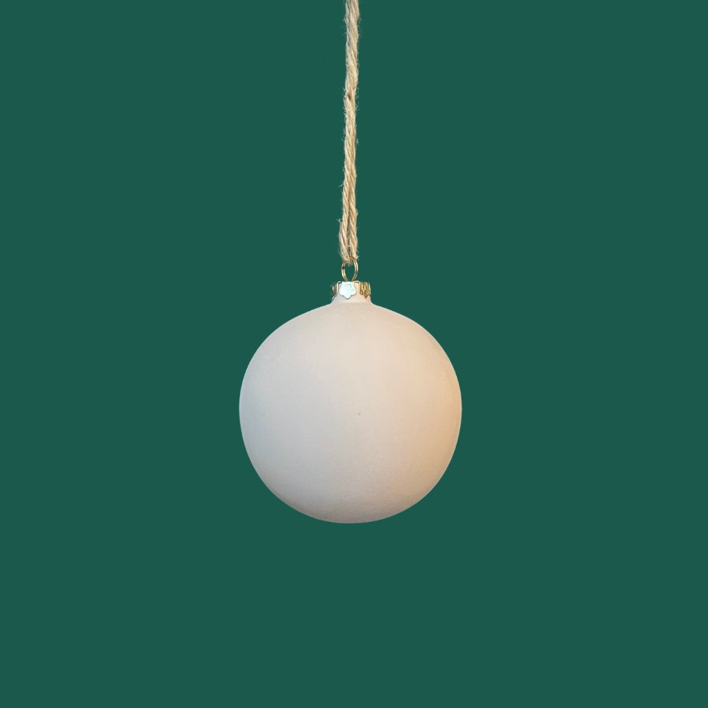 Stor julekugle i hvid keramik