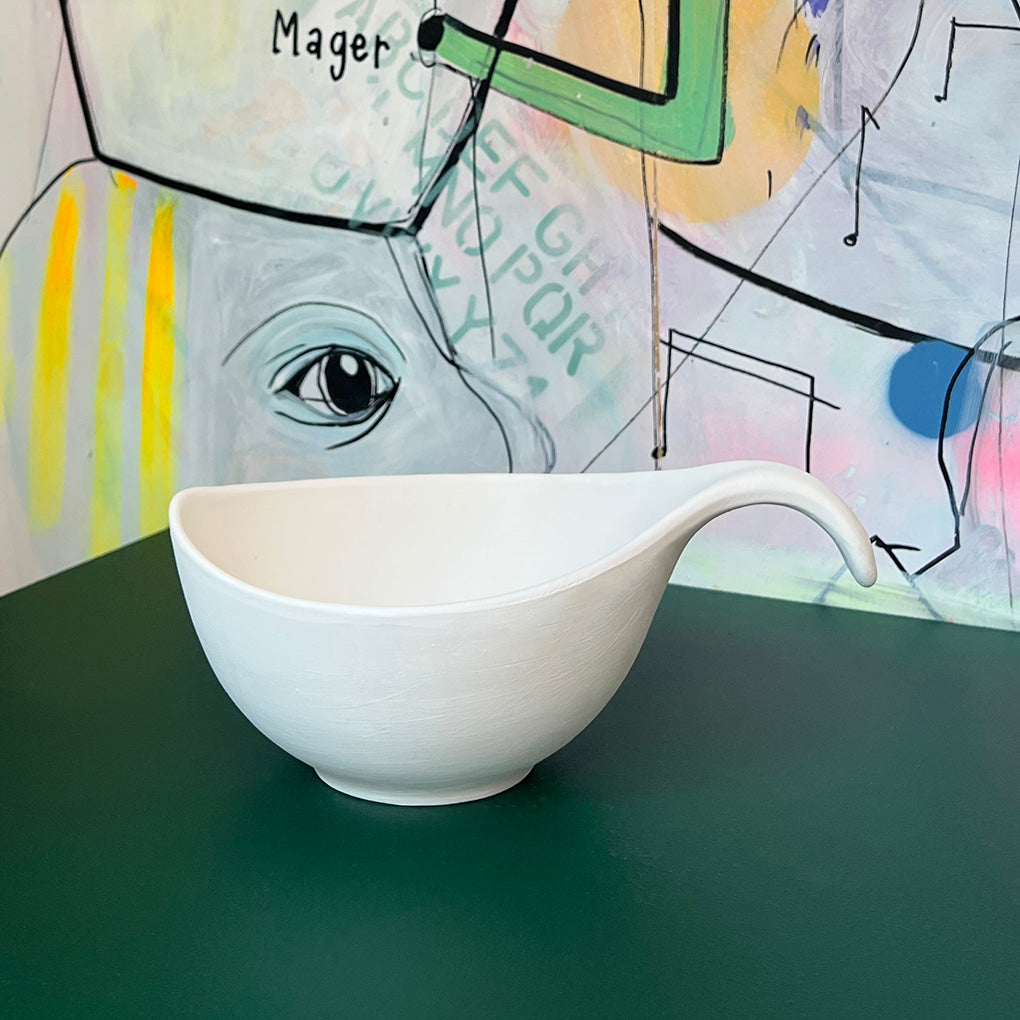 Stor skål med hank i hvid keramik