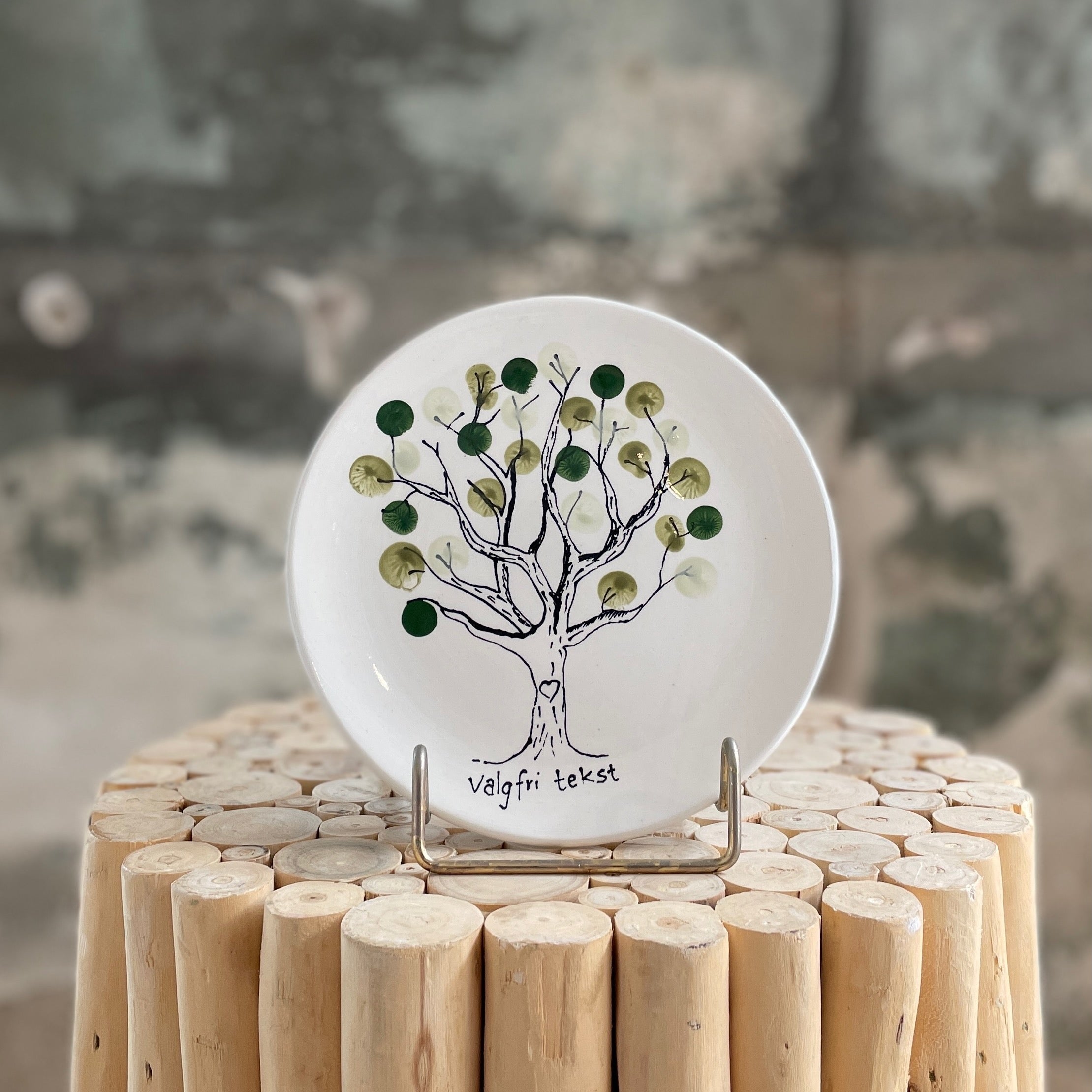 Keramik tallerken med fingeraftryk på en optegning af et detaljeret træ perfekt til alle anledninger