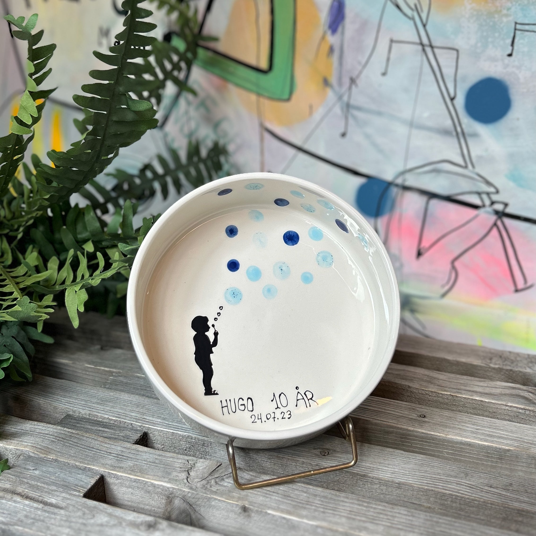Keramik skål med fingertryks optegning af dreng der blæser sæbebobler perfekt til dåben