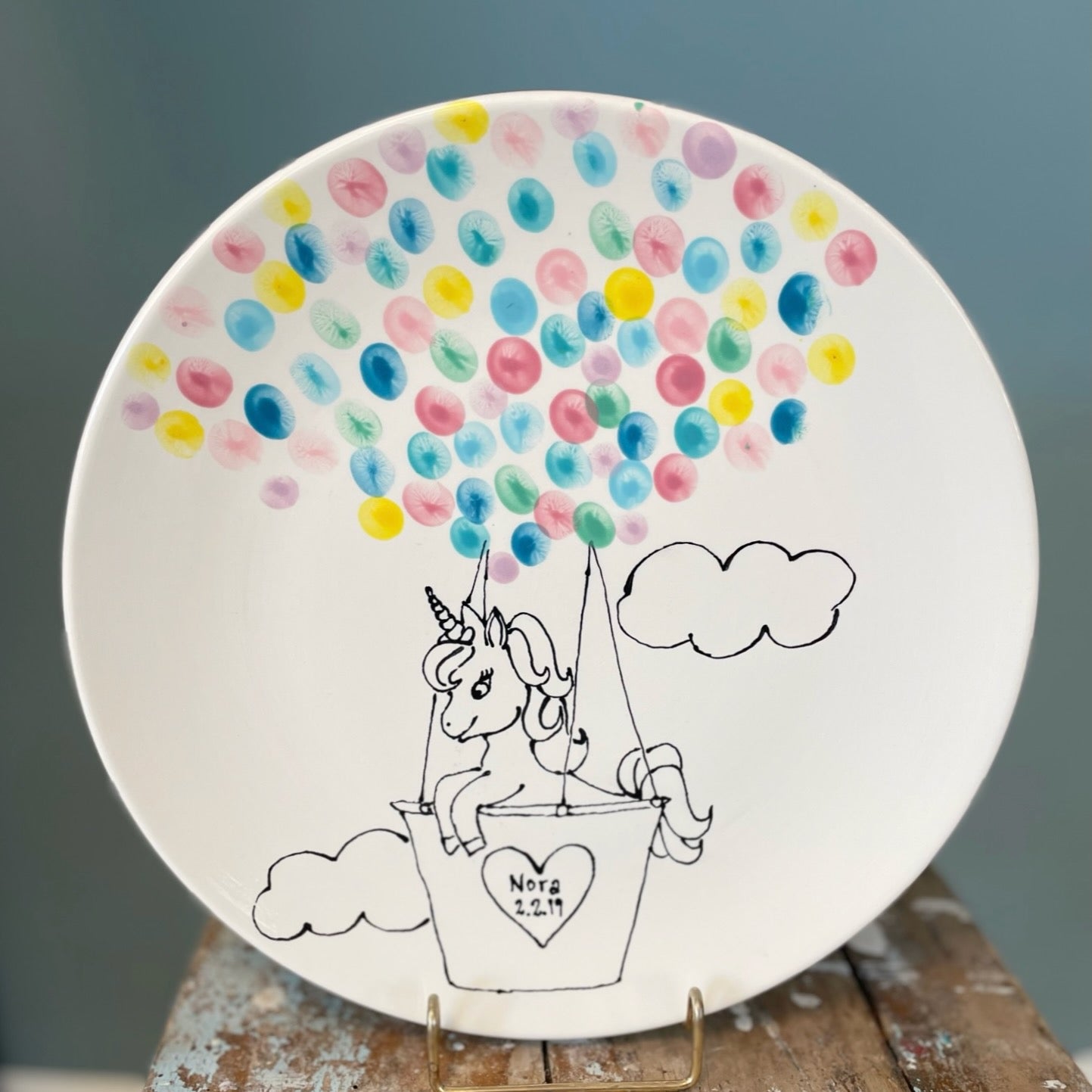 Keramik tallerken med fingertryks optegning af enhjørning i luftballonperfekt til dåben