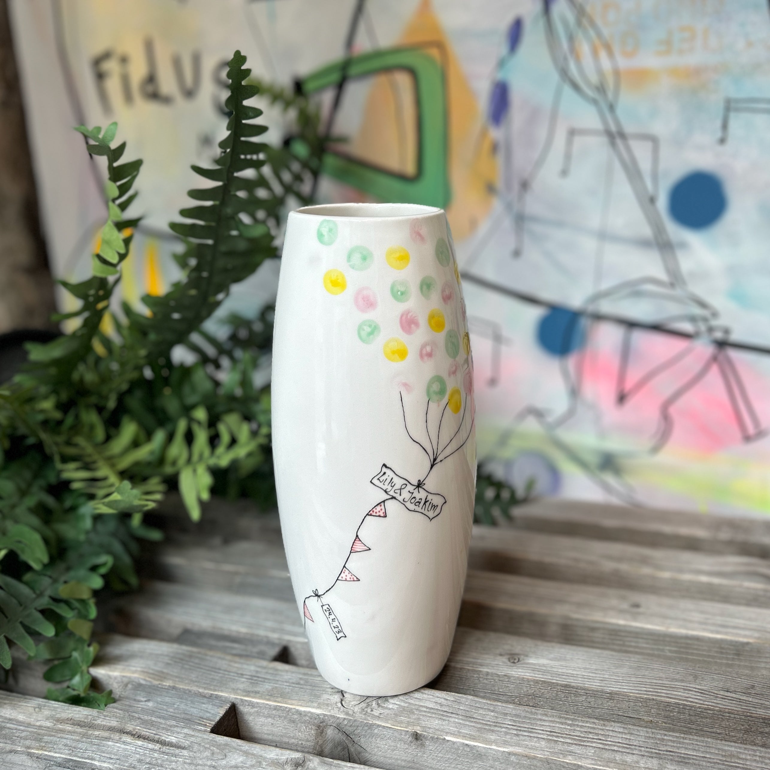 Keramik vase med fingertryks optegning af flagsnor perfekt til alle anledninger