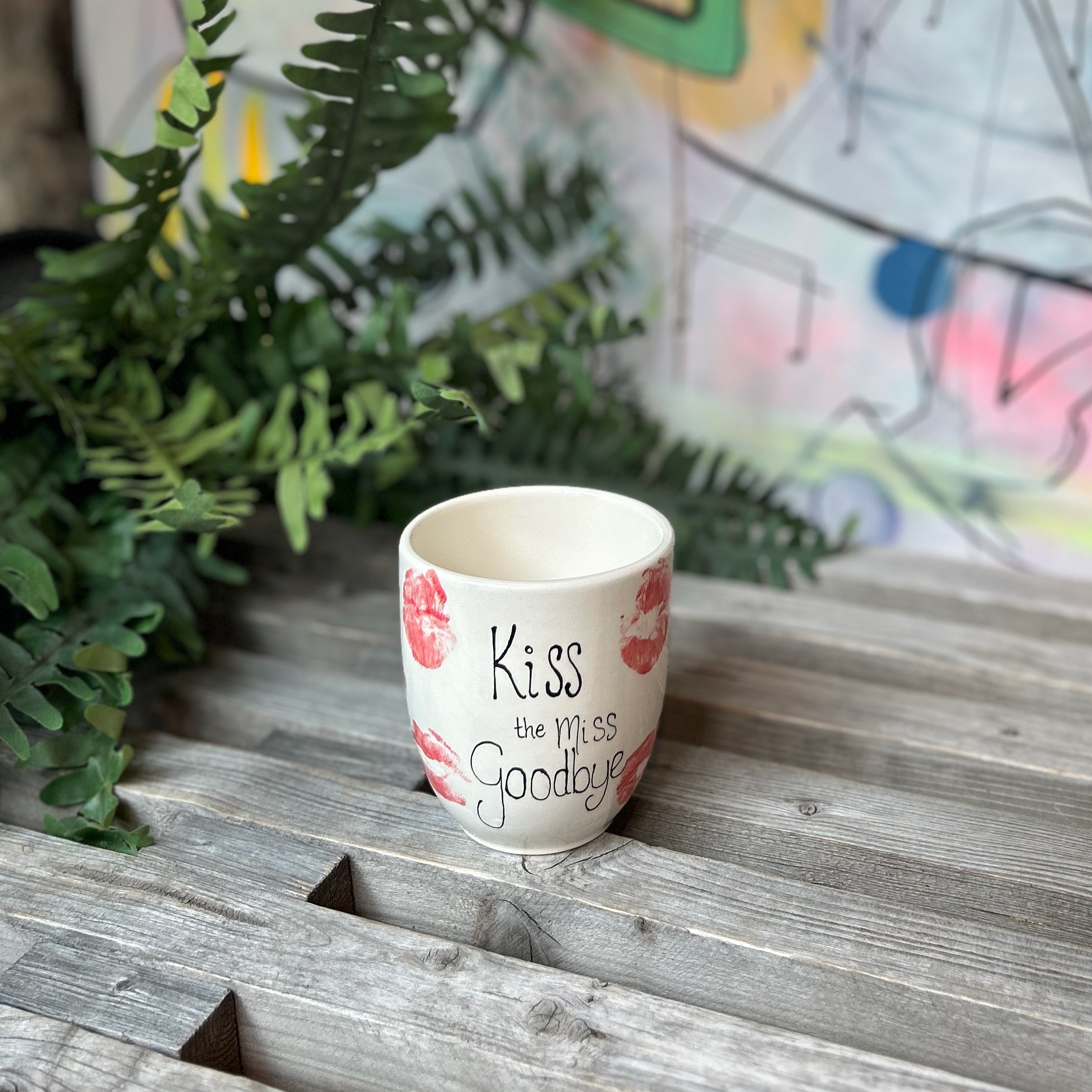 Keramik kop med kyssemunds optegning af kiss the miss goodbye perfekt til polterabend