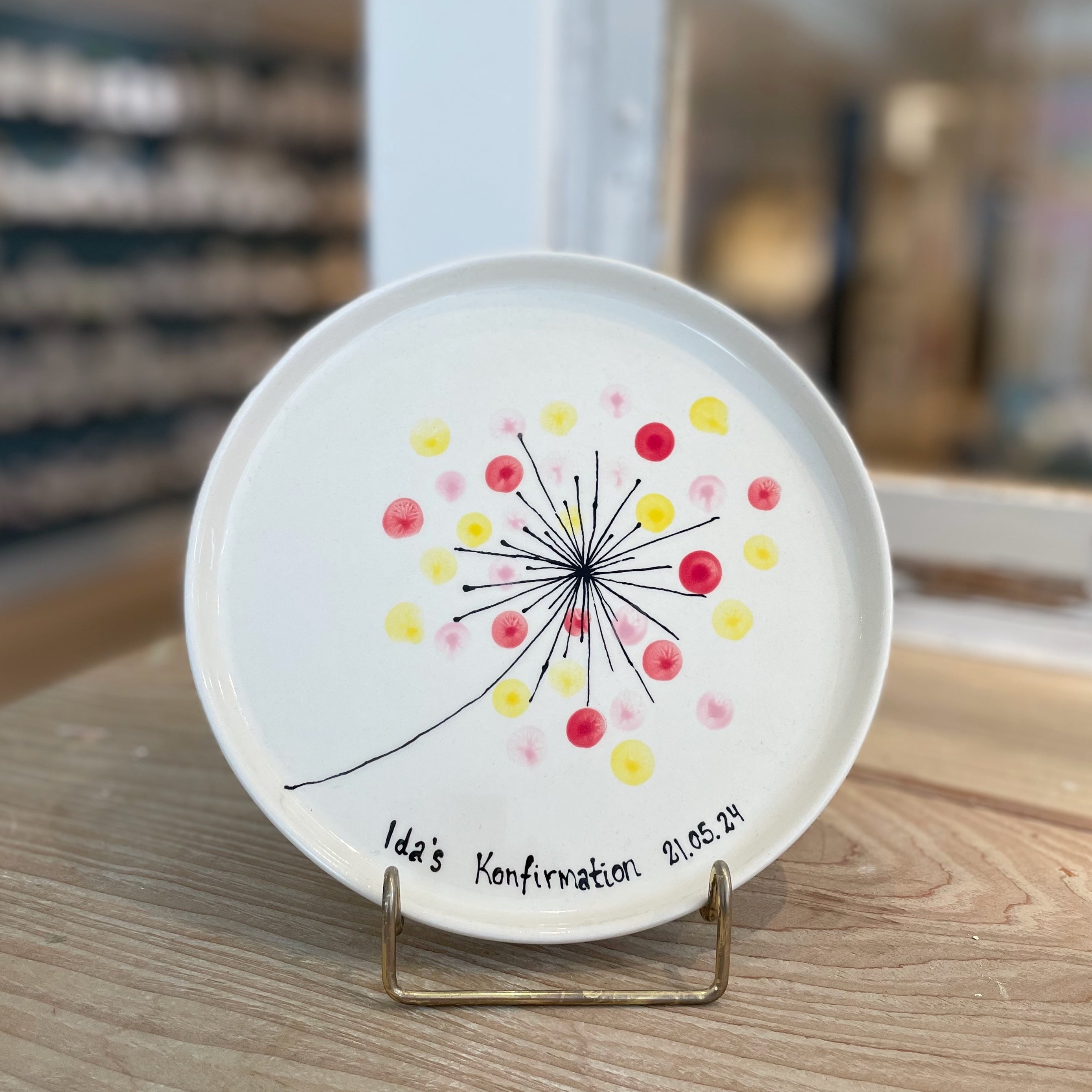 Keramik tallerken med fingertryks optegning af mælkebøtte perfekt til alle anledninger