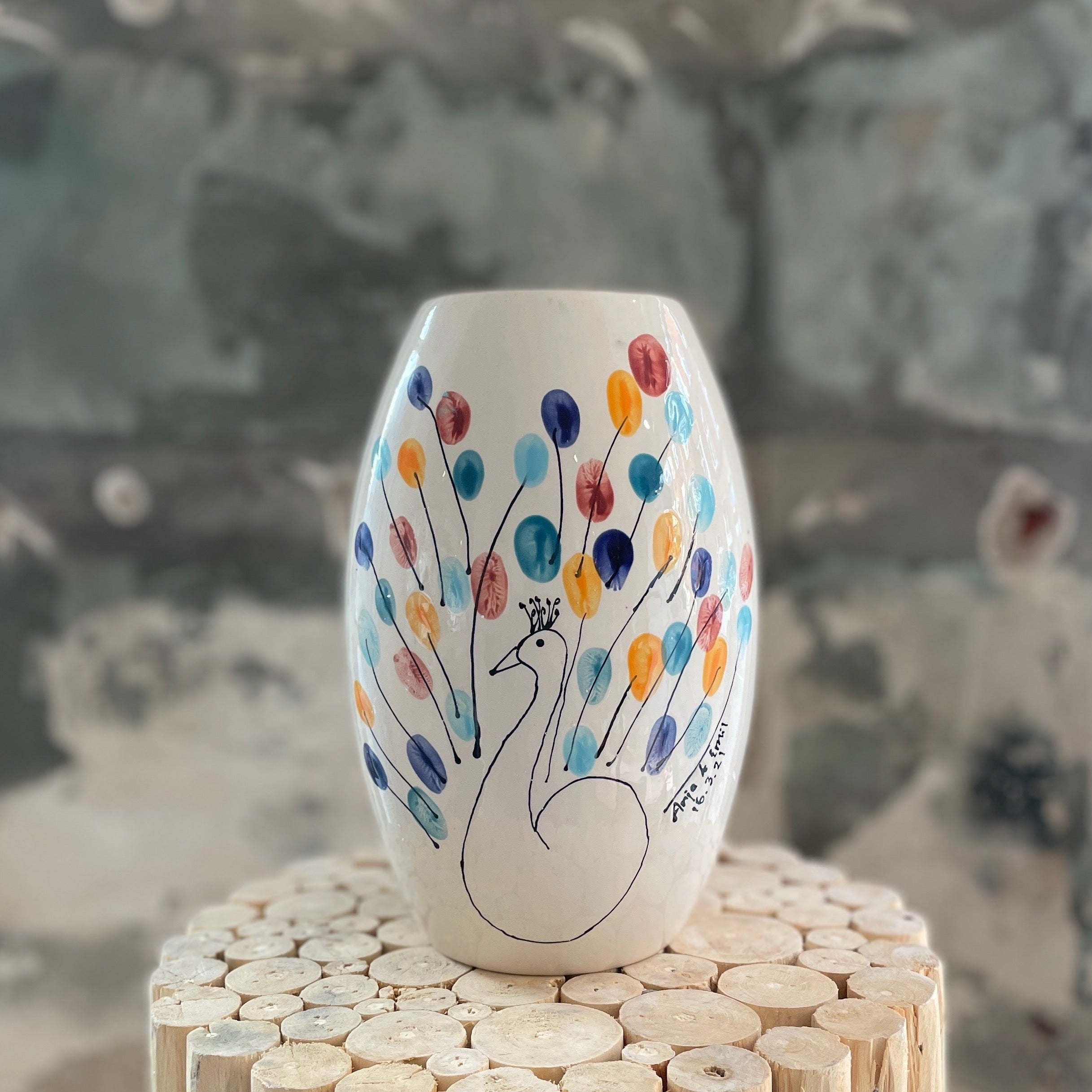 Keramik vase med fingertryks optegning af svane eller påfugl perfekt til alle anledninger