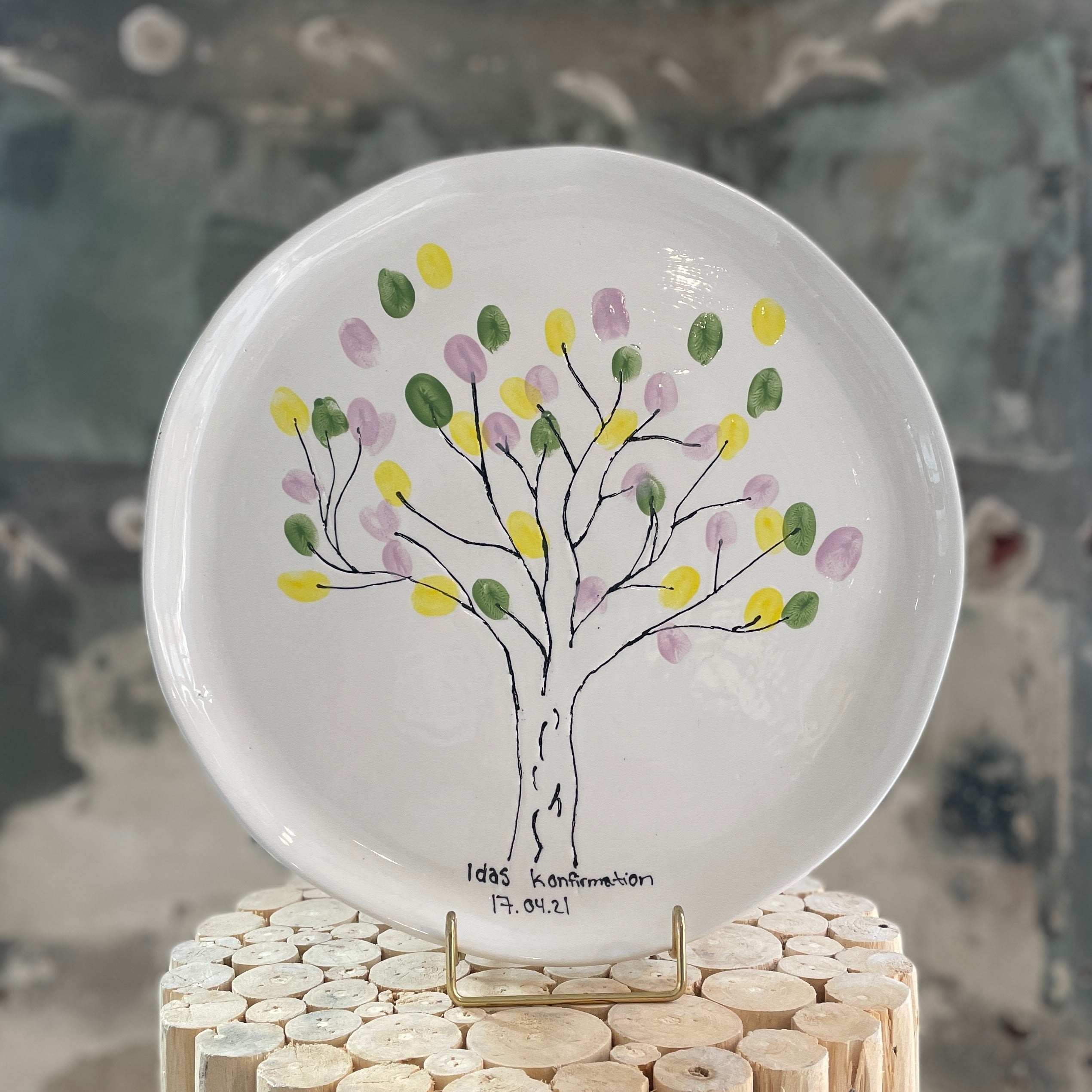 Keramik tallerken med fingertryks optegning af streg træ perfekt til alle anledninger