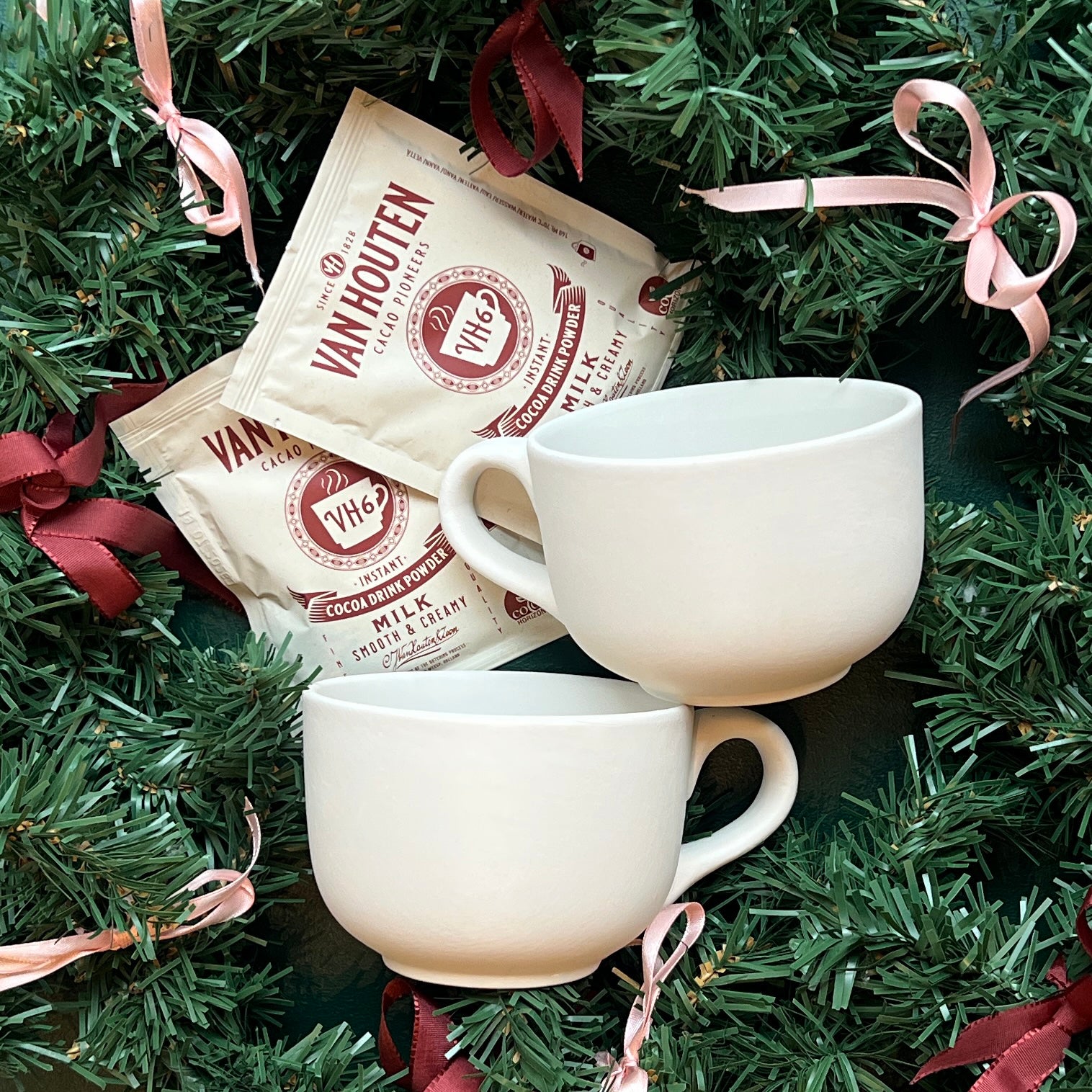 Mal på keramik kopper. Få to kopper og to kakao breve til en hyggelig eftermiddag.