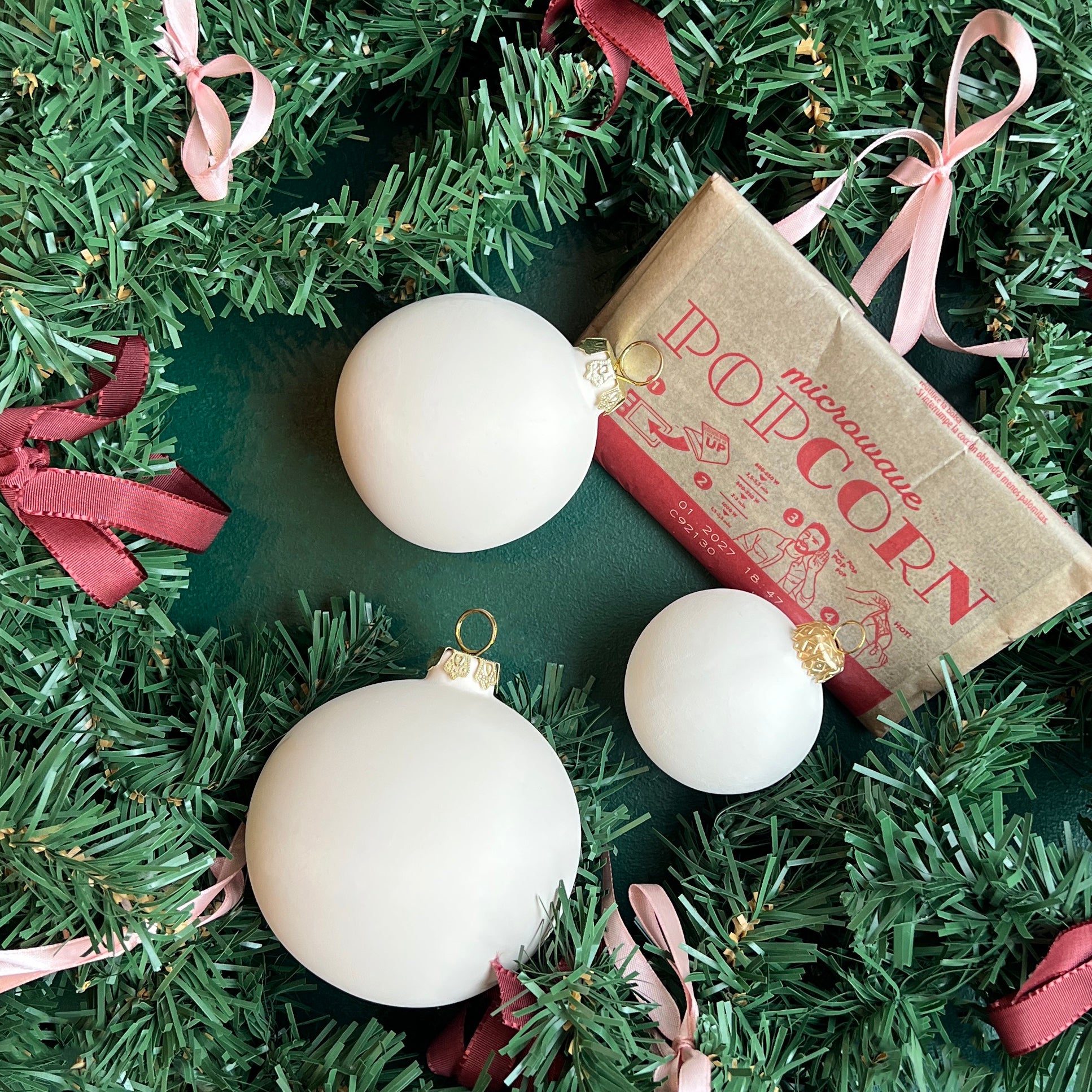 Mal tre keramik julekugler i dine helt egne farver mens du snacker popcorn. 