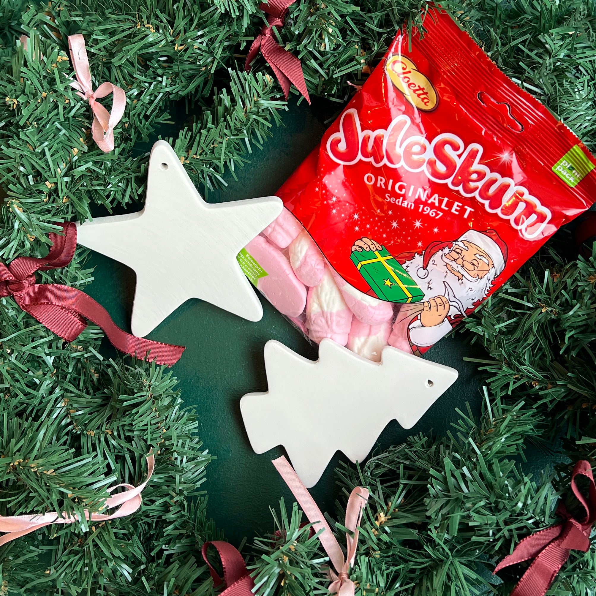 Mal to jule ophæng til juletræet. Mal et lille keramik juletræ eller en keramik stjerne mens du snacker en pose skumjulemænd. 