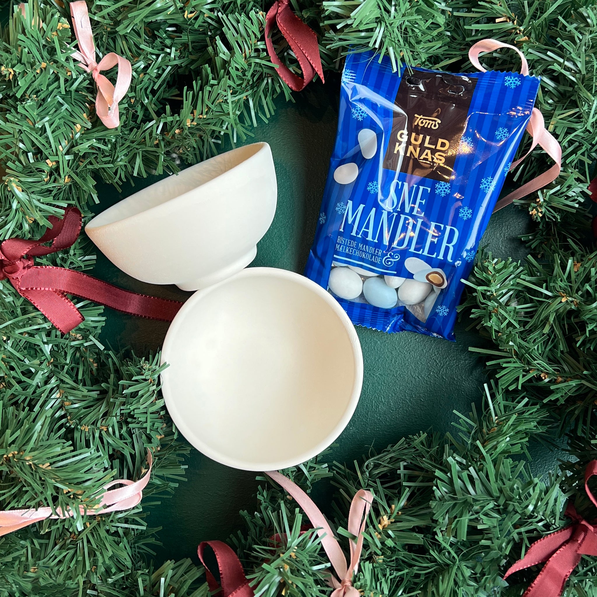 Mal to små keramik skåle med vores julepakke nr 4 mens du nyder en pose snemandler fra Toms Guld knas.