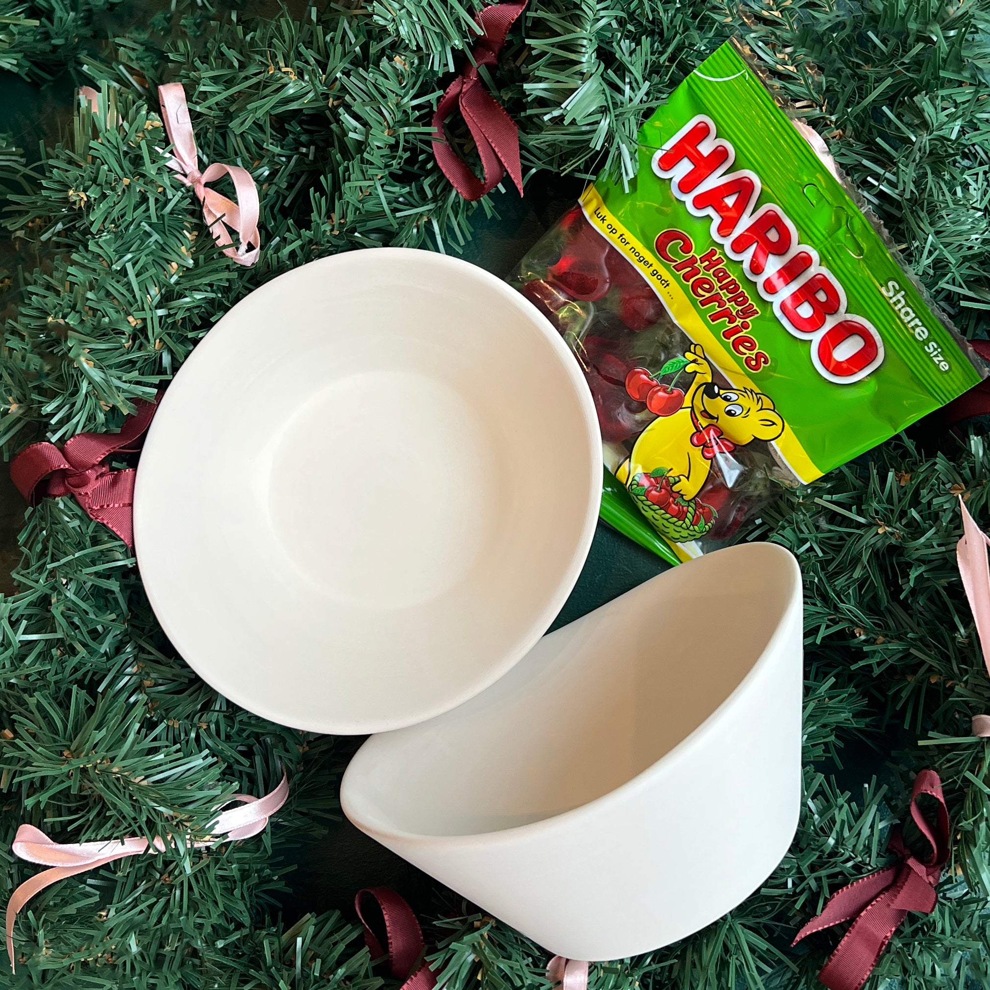 Få to flotte keramik skåle som du kan male i lige de farver du ønsker, samtidig med at du nyder en pose Haribo.