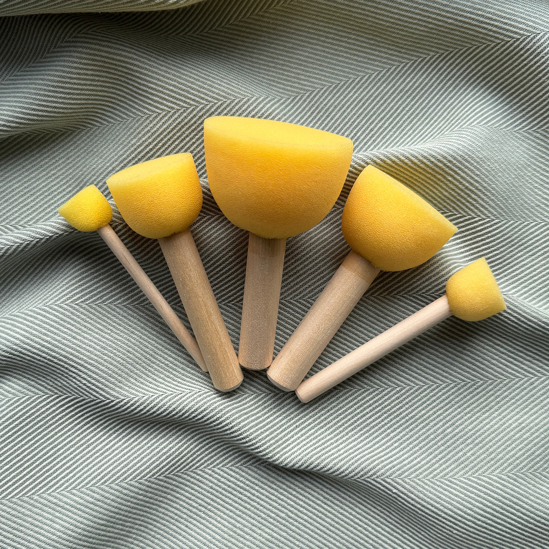 Et sæt med 5 svampe som du kan bruge når du skal male på keramik hos Art by Me.